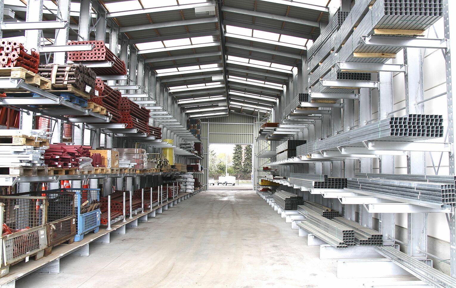 [Translate "Hungary"] Rack-clad warehouse Cantilever racking