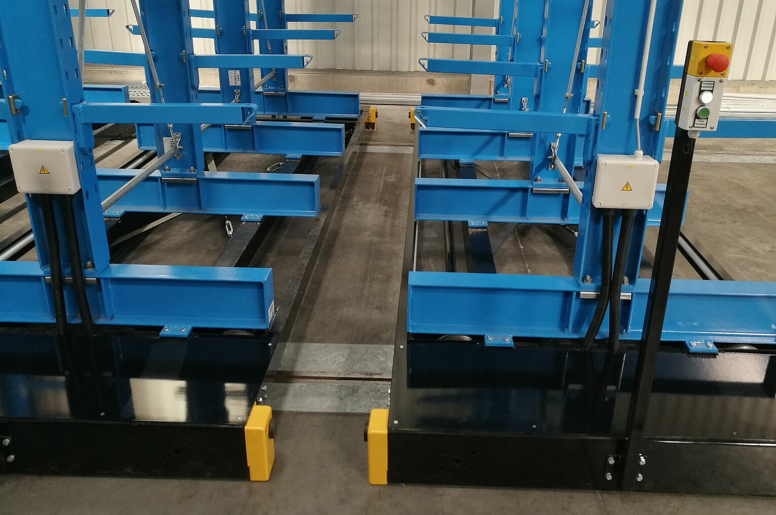 [Translate "Hungary"] Mobile cantilever racking