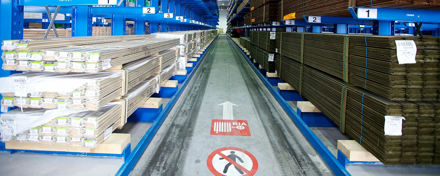 [Translate "Hungary"] Cantilever racking for narrow aisle