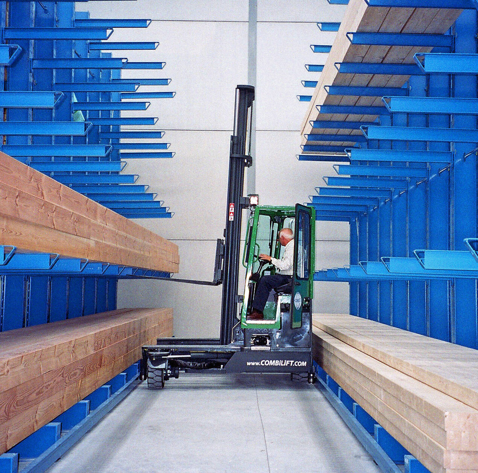 [Translate "Hungary"] Cantilever racking for narrow aisle