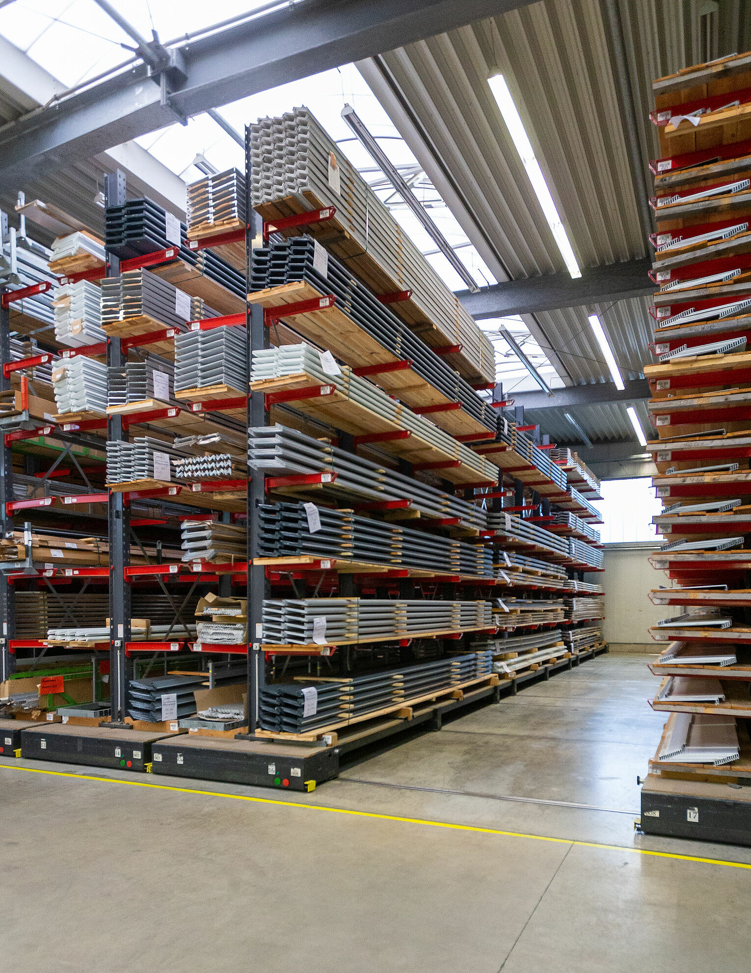 [Translate "Hungary"] Mobile cantilever racking