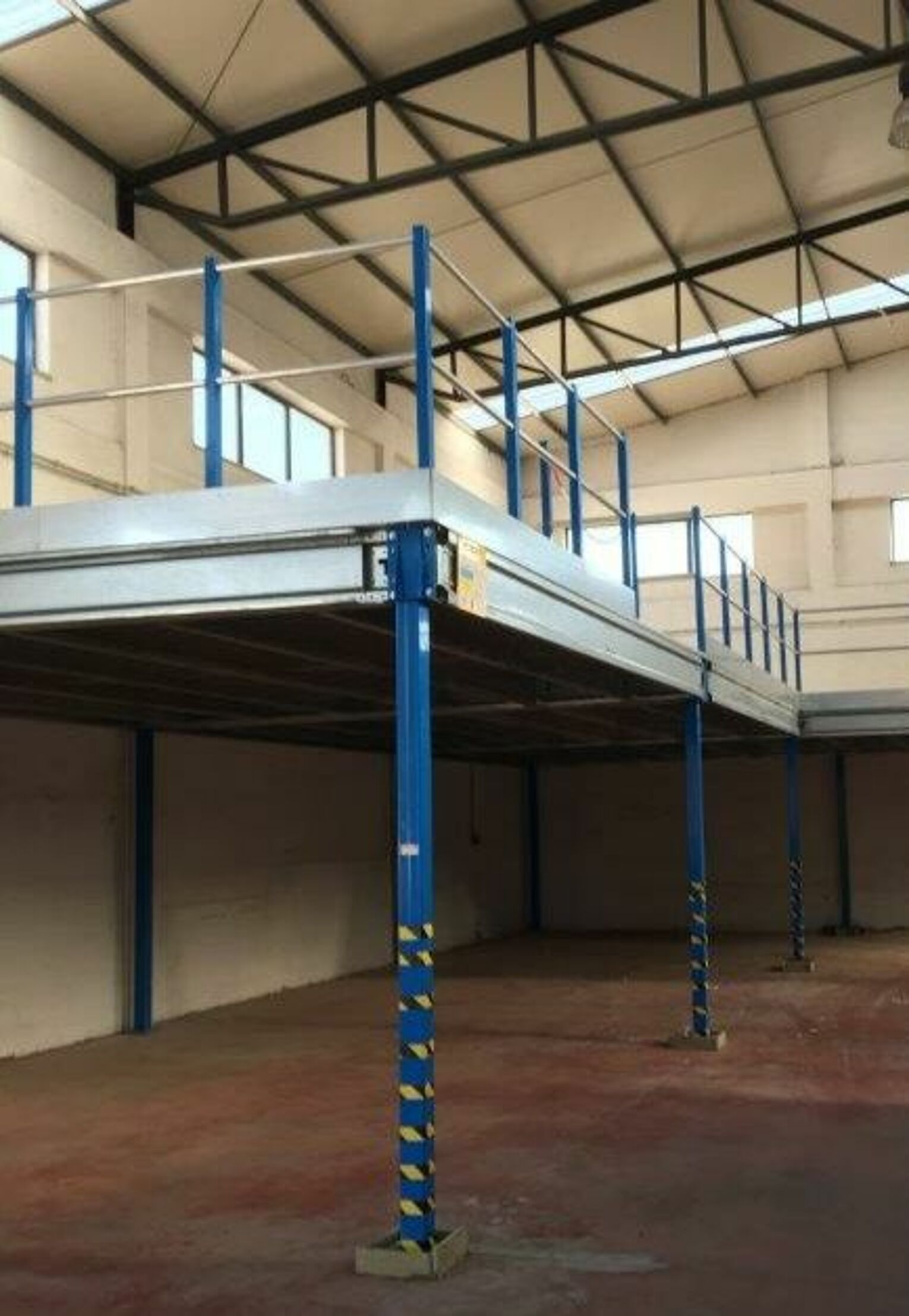 [Translate "Hungary"] Cantilever racking Multi-tier storage