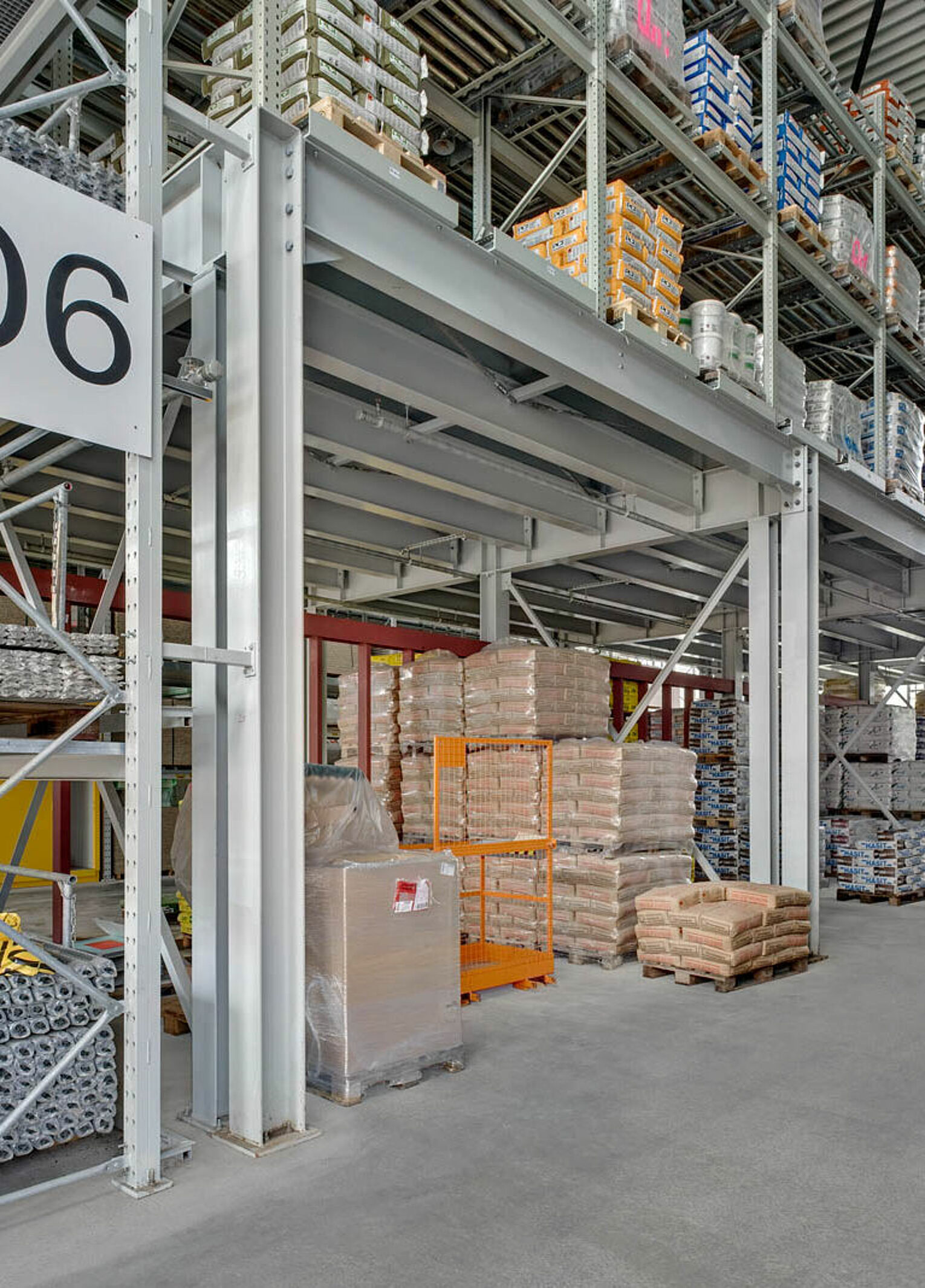 [Translate "Hungary"] Cantilever racking Multi-tier storage