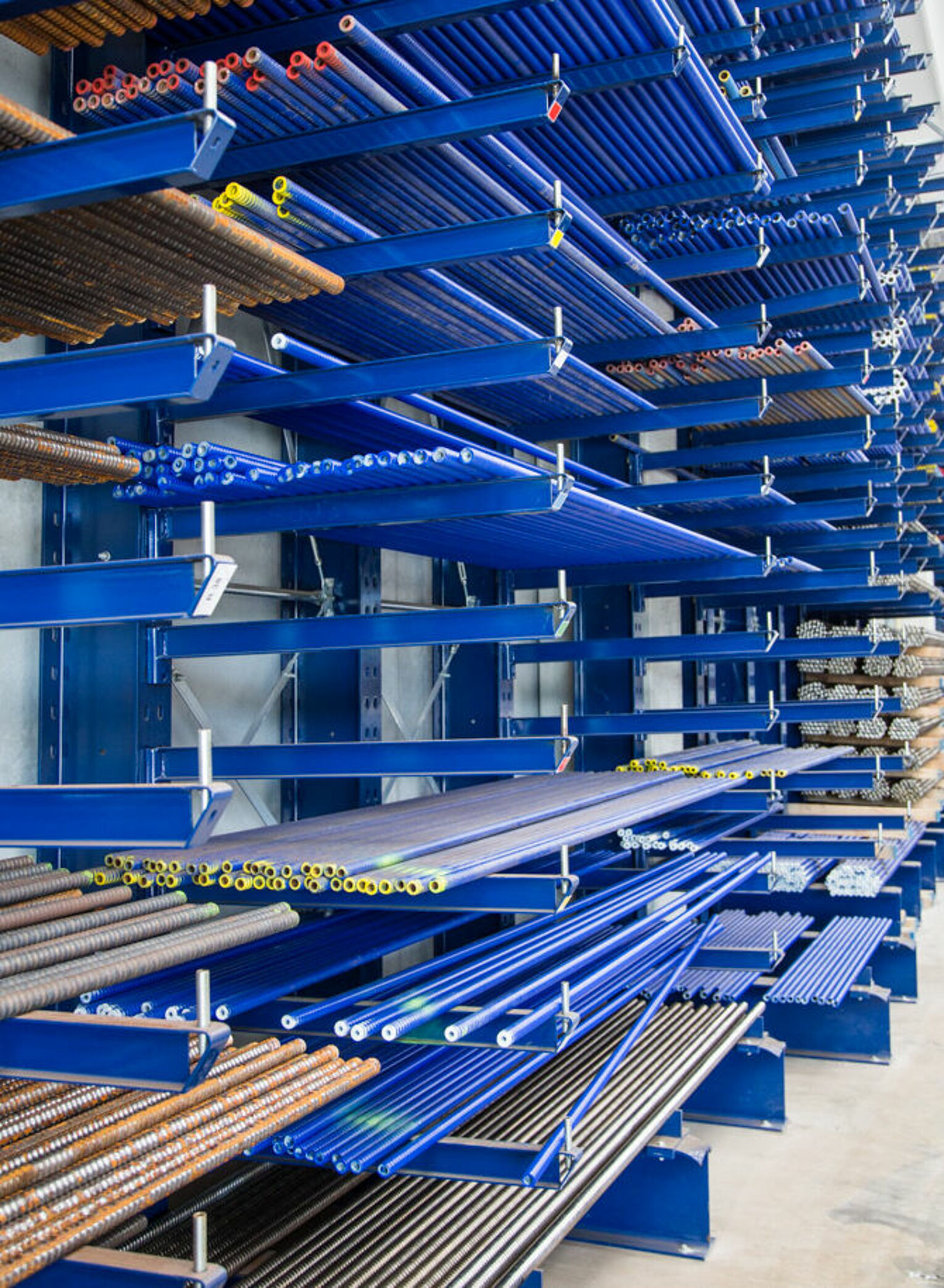 [Translate "Hungary"] Cantilever racking Industry solution