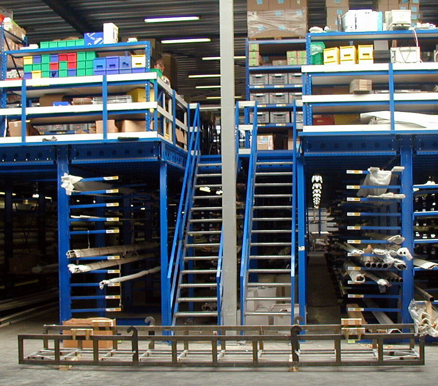 [Translate "Hungary"] Cantilever racking Multi-tier storage