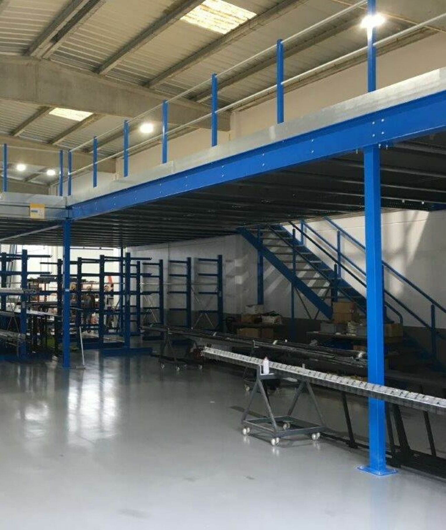 [Translate "Hungary"] Cantilever racking Multi-tier storage